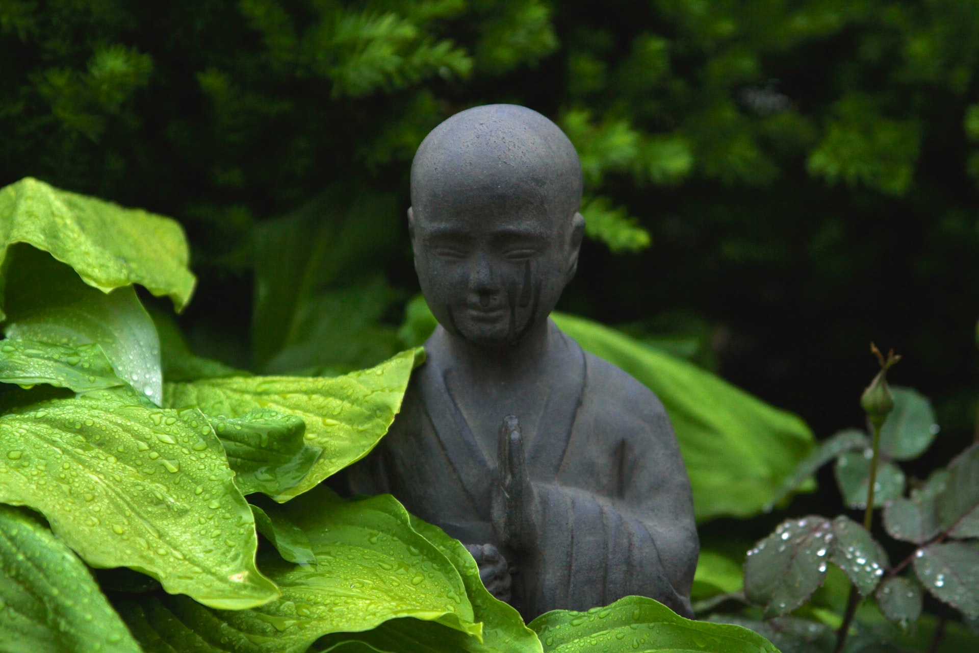 Kleiner Buddha im Garten
