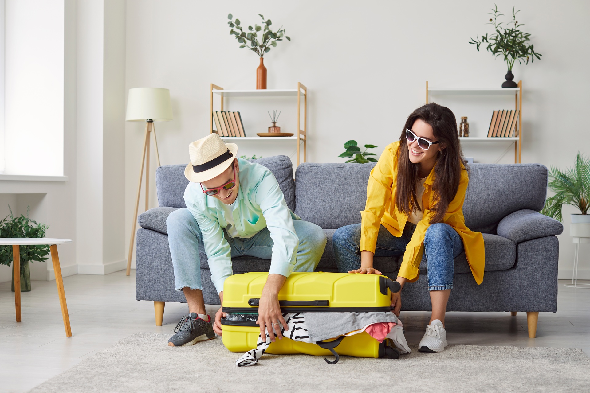 Paar packt Koffer für Reise | Partnerringe

