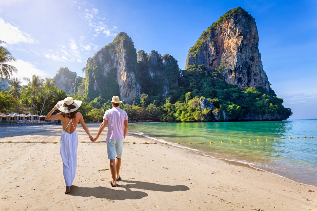 Paar am Strand in Zweisamkeit | Partnerringe